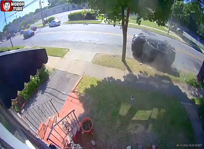 Video :An SUV makes many rollovers to halt its pursuit